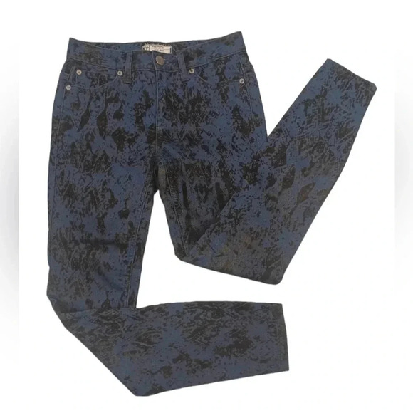 Free People Blue Black Velvet  Snake Print Accent Skinny Jeans Size 25 - Picture 2 of 10